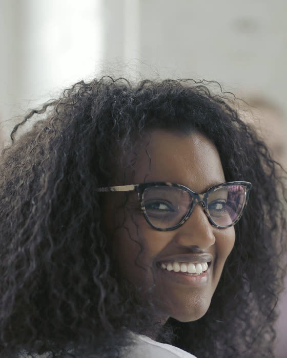 Porträtt av Amina Osman på byråns kontor.